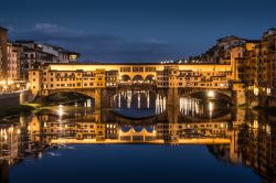 Fotografia notturna sull'Arno: PonteVecchio uno dei simboli di Firenze - © funkyfrogstock / Shutterstock.com