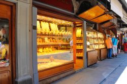 I negozi di orefici ed artigiani sul Ponte Vecchio di Firenze. Fu Ferdinando I, nel 1593 a sfrattare macellai e pescivendoli, che creavano odori forti e confusione, sostituendoli con le botteghe ...