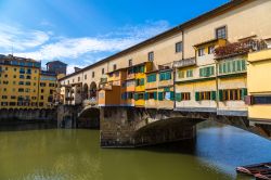 Il fiume Arno ed il Ponte Vecchio di Firenze, fotografato dal lato della Galleria degli Uffizi - © S-F / Shutterstock.com