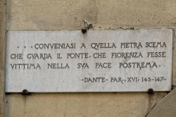 Conveniasi a quella pietra scema Che guarda il ponte, che Fiorenza fesse Vittima nella sua pace postrema. (DANTE, Paradiso, XVI, 145-147). Il passo citato nella targa è nel discorso dell'avo ...