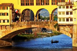 Uno dei panorami più belli di Firenze si può cogliere dalle finestre centrali di Ponte Vecchio - © Mikadun / Shutterstock.com