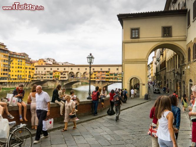 Immagine Il Ponte vecchio e il Corridoio Vasariano visti dal Lungarno degli Archibusieri, una delle inquadrature più ricorrenti dei due monumenti di Firenze - ©  Pedro Rufo / Shutterstock.com