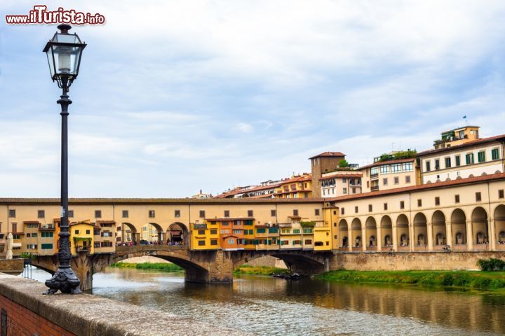 Immagine Il Ponte Vecchio e il Corridoio Vasariano a Firenze visti da Piazza Santa Marina di Sopr'Arno / Lungarno Torriggiani - © mrkornflakes / Shutterstock.com