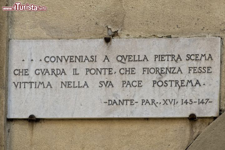 Immagine Conveniasi a quella pietra scema Che guarda il ponte, che Fiorenza fesse Vittima nella sua pace postrema. (DANTE, Paradiso, XVI, 145-147). Il passo citato nella targa è nel discorso dell'avo di Dante, Cacciaguida: si allude all'assassinio di Buondelmonte de' Buondelmonti, causato da una mancata promessa di matrimonio, che diede inizio agli scontri tra famiglie poi sfociati nella feroce ostilità tra guelfi e ghibellini fiorentini; Buondelmonte fu ucciso davanti ad un antico busto di Marte (la PIETRA SCEMA) collocato al capo del Ponte Vecchio. - © Andrea Izzotti  / Shutterstock.com