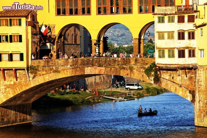 Immagine Uno dei panorami più belli di Firenze si può cogliere dalle finestre centrali di Ponte Vecchio - © Mikadun / Shutterstock.com