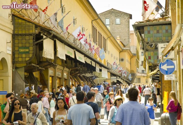 Immagine Turisti tra botteghe artigiane, orafi e gioiellerie sul Ponte Vecchio di Firenze -  Brendan Howard / Shutterstock.com