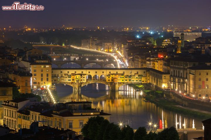 Immagine Il fiume Arno e il famoso Ponte Vecchio visti di sera da Piazzale Michelangelo a Firenze. Sullo sfondo si intravede anche Ponte Santa Trinità e il Ponte della Carraia. - © kavalenkava volha / Shutterstock.com