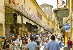 Turisti tra botteghe artigiane, orafi e gioiellerie sul Ponte Vecchio di Firenze -  Brendan Howard / Shutterstock.com