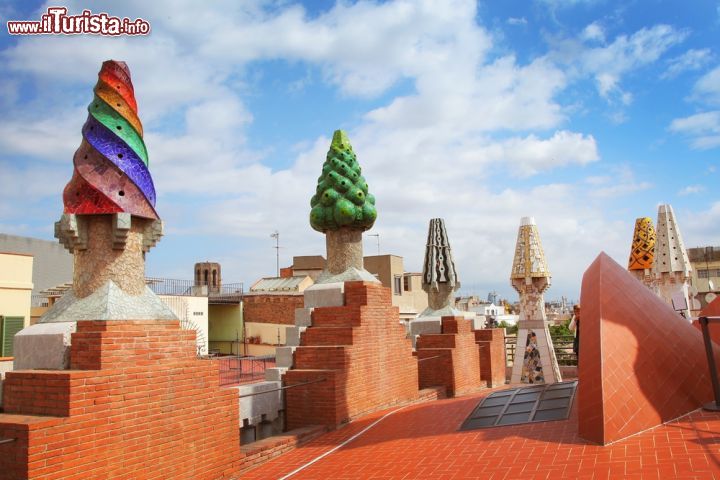 Immagine Camini colorati al Palau Guell di Barcellona, Spagna - Dichiarato patrimonio dell'Umanità dall'Unesco nel 1984, Palazzo Guell si caratterizza per la sobrietà della parte bassa dell'edificio in pieno contrasto con i colori e la maestosità di quella superiore in cui si trovano 20 caminetti sculture dalle tonalità vivaci © Lisa A / Shutterstock.com