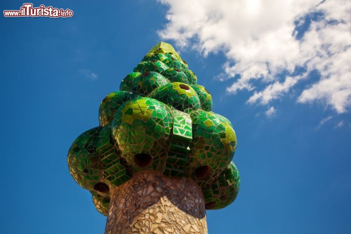 Immagine Comignolo del Palau Guell di Barcellona, Spagna - Si chiama "trencadis" ed è una tecnica decorativa che consente di applicare frammenti di ceramica oppure pezzi di vetro con forme irregolari per ricoprire una superficie. Ques'arte, considerata una rielaborazione del mosaico ceramico arabo, trova la sua applicazione nei comignoli del palazzo Guell firmato da Gaudì © Ivica Drusany / Shutterstock.com