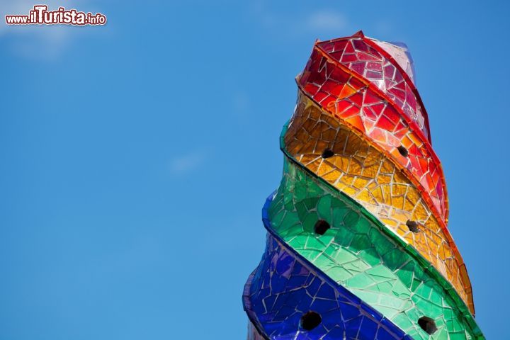 Immagine Camino mosaico a Palau Guell di Barcellona, Spagna - Il particolare mosaico variopinto che caratterizza uno dei 20 comignoli emblema di questo interessante palazzo costruito fra il 1885 e il 1900 © Ivica Drusany / Shutterstock.com