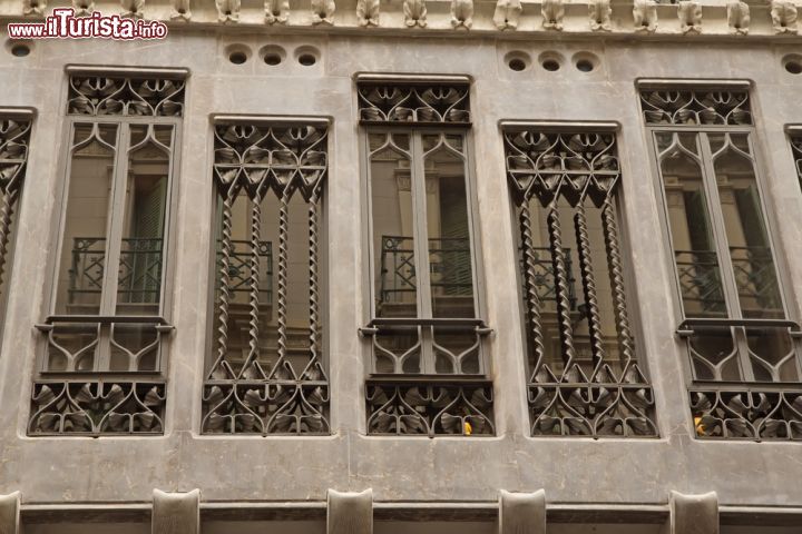 Immagine Facciata del Palau Guell di Barcellona, Spagna - Grazie alle ingenti risorse economiche di Eusebi Guell, Gaudì non economizzò certo con i materiali di costruzione dell'edificio fra cui la pietra calcarea del Garraf, all'epoca una delle più costose in assoluto. In questa immagine il dettaglio della facciata realizzata in quindici anni dall'architetto spagnolo © Frank11 / Shutterstock.com