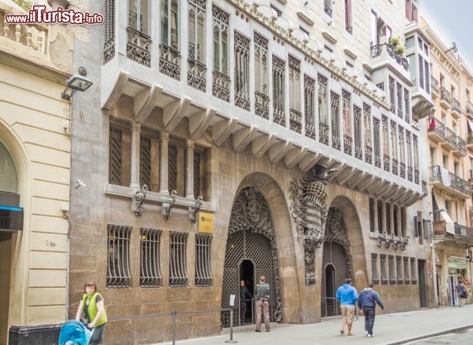 Immagine Ingresso di Palau Guell a Barcellona, Spagna - A forgiare questa imponente dimora, che si trova in Carrer Nou de la Rambla, Gaudì impiegò tre anni scegliendo i materiali più prestigiosi fra cui quello utilizzato per la facciata principale, una bella pietra proveniente dal massiccio di El Garraf © David Pereiras / Shutterstock.com