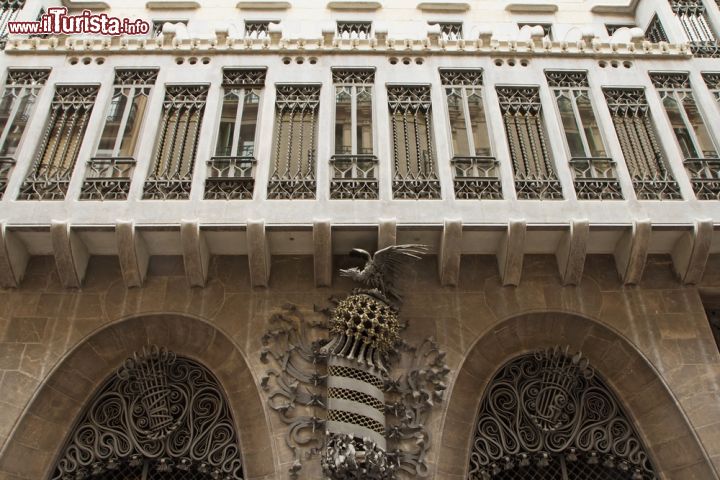 Immagine Facciata ristrutturata per il Palau Guell di Barcellona, Spagna - Per conservare al meglio questo capolavoro dell'artista modenista sono stati effettuati alcuni importanti interventi di ristrutturazione fra cui quello di 7 anni che oggi rivela Palau Guell in tutto il suo magico splendore © Frank11 / Shutterstock.com