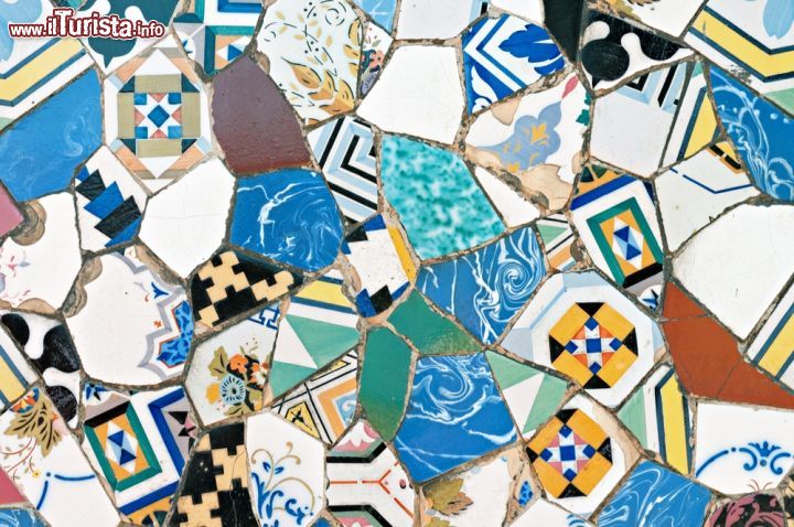 Immagine Decorazioni a mosaico del Palau Guell a Barcellona, Spagna - Un altro interessante motivo a decorazione musiva che caratterizza i comignoli dell'edificio spagnolo che cento anni dopo essere stato progettato dal giovane Gaudì è stato dichiarato patrimonio Unesco © Gitanna / Shutterstock.com