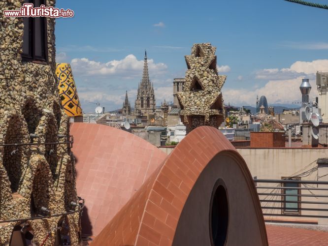 Immagine Panorama dal Palau Guell su Barcellona, Spagna - Se l'interno del palazzo è finemente decorato e abbellito con ornamenti sontuosi anche l'esterno della struttura non è da meno: dal tetto si può ammirare il grande fascino che ha reso questo edificio così unico oltre al panorama a 360° sullo skyline di Barcellona © Mariusz S. Jurgielewicz / Shutterstock.com