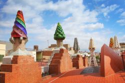 Camini colorati al Palau Guell di Barcellona, Spagna - Dichiarato patrimonio dell'Umanità dall'Unesco nel 1984, Palazzo Guell si caratterizza per la sobrietà della parte ...