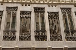 Facciata del Palau Guell di Barcellona, Spagna - Grazie alle ingenti risorse economiche di Eusebi Guell, Gaudì non economizzò certo con i materiali di costruzione dell'edificio ...