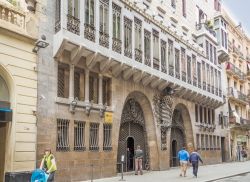 Ingresso di Palau Guell a Barcellona, Spagna - A forgiare questa imponente dimora, che si trova in Carrer Nou de la Rambla, Gaudì impiegò tre anni scegliendo i materiali più ...