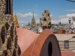 Panorama dal Palau Guell su Barcellona, Spagna - Se l'interno del palazzo è finemente decorato e abbellito con ornamenti sontuosi anche l'esterno della struttura non è ...
