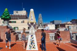 Terrazza del Palau Guell di Barcellona, Spagna - Accedendo al tetto di questo suggestivo edificio progettato da un giovane Antoni Gaudì si può osservare un meraviglioso panorama ...