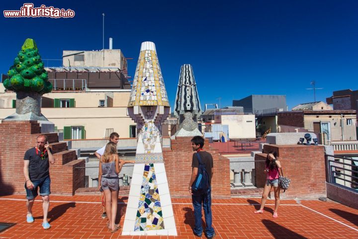 Immagine Terrazza del Palau Guell di Barcellona, Spagna - Accedendo al tetto di questo suggestivo edificio progettato da un giovane Antoni Gaudì si può osservare un meraviglioso panorama in cui spiccano alcuni dei luoghi principali di Barcellona © Ivica Drusany / Shutterstock.com