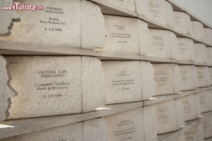 Immagine Postcards September 11th Memorial: è il suggestivo monumento commemorativo per le vittime dell'atentato dell11 settembre 2001. Si trova nel quartiere di St.George, nel distretto di Staten Island a New York - foto © njene / Shutterstock.com