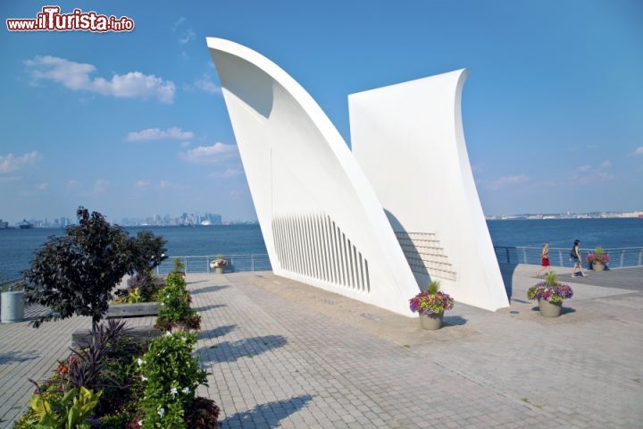 Immagine Camminando lungo l'Esplanade di Staten Island si giunge al memoriale dell'11 settembre; questo monumento, in particolare, è noto come "Postcards" ed è dedicato ai 275 abitanti del distretto che persero la vita nell'attentato - foto © NYC & Company / philkline