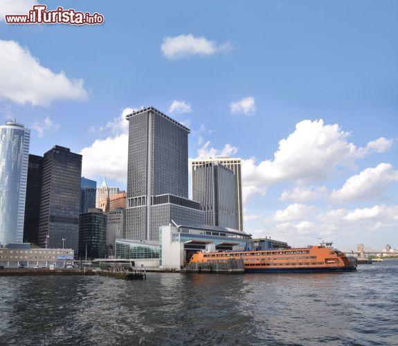 Immagine Lo Staten Island Ferry attraccato al Whitehall Terminal. Il traghetto è gratuito tutto l'anno sia per i turisti che per gli abitanti. Da qui si parte da Manhattan alla volta di St. George a Staten Island - © rSnapshotPhotos / Shutterstock.com