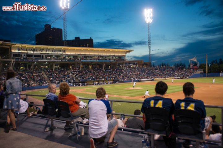 Immagine Il Richmond County Bank Ballpark è lo spettacolare stadio con vista sull'acqua in cui giocano le partite gli Staten Island Yankees, una squadra delle serie minori statunitensi - foto © NYC & Company / Julienne Schaer