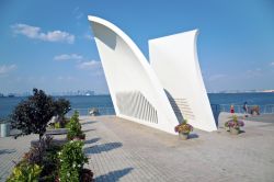 Camminando lungo l'Esplanade di Staten Island si giunge al memoriale dell'11 settembre; questo monumento, in particolare, è noto come "Postcards" ed è dedicato ...