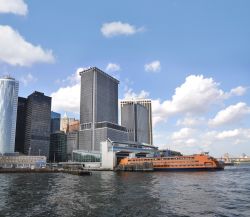 Lo Staten Island Ferry attraccato al Whitehall Terminal. Il traghetto è gratuito tutto l'anno sia per i turisti che per gli abitanti. Da qui si parte da Manhattan alla volta di St. ...