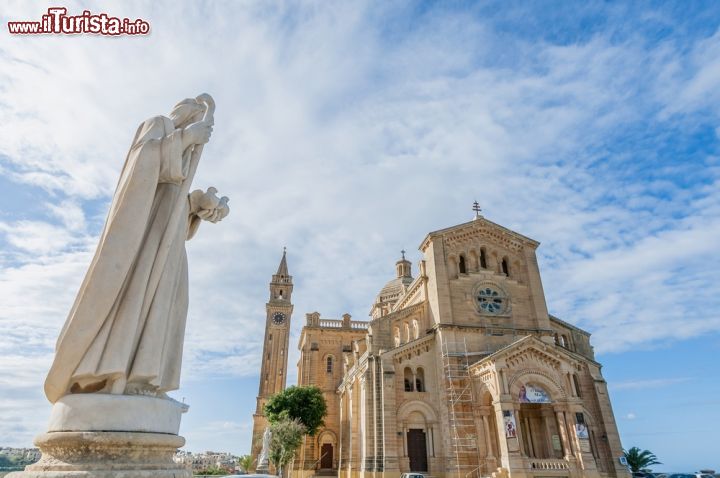 Immagine La chiesa di Ta' Pinu è in stile gotico a croce latina. La facciata a salienti presenta un rosone e un protiro. - © Anibal Trejo / Shutterstock.com