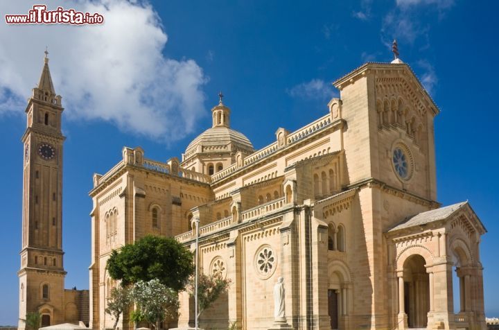 Immagine Nel santuario di Ta' Pinu a Gozo il campanile si trova a lato dell'edificio. - © snowturtle / Shutterstock.com