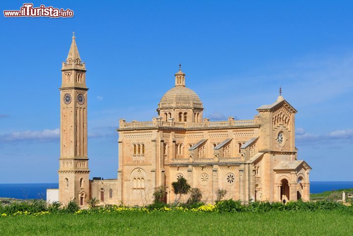 Immagine La basilica di rito cattolico Ta' Pinu a Gharb, sull'isola di Gozo, arcipelago di Malta. - ©  Karel Gallas / Shutterstock.com