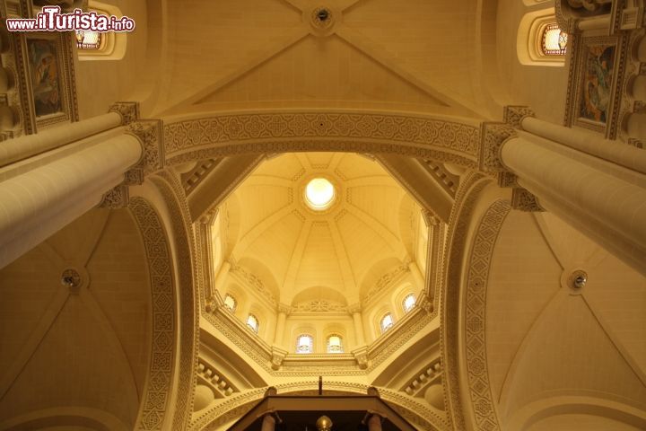 Immagine L'interno della basilica di Ta' Pinu sull'isola di Gozo è suddiviso in 3 navate privo di affreschi o opere importanti. Nella chiesa sono presenti molti ex-voto donati dai maltesi graziati dalla Vergine - © Pix4Pix / Shutterstock.com