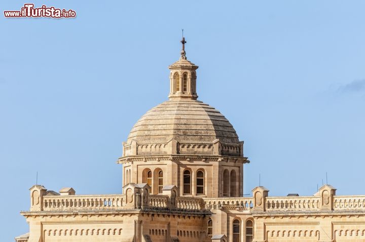 Immagine Cupola del Santuario Nazionale della Vergine di Ta ' Pinu, chiesa parrocchiale e basilica minore situata nei pressi del villaggio di Gharb sull'isola di Gozo, Malta - © Anibal Trejo / Shutterstock.com