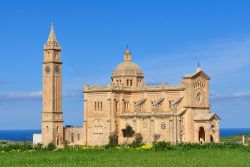 La basilica di rito cattolico Ta' Pinu a Gharb, sull'isola di Gozo, arcipelago di Malta. - ©  Karel Gallas / Shutterstock.com