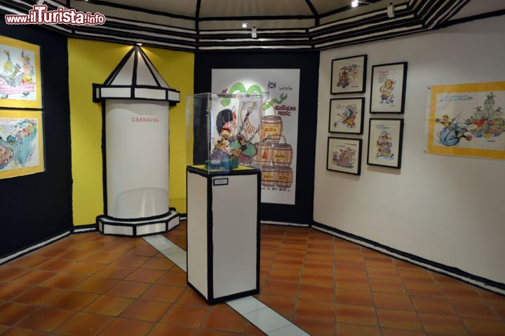 Immagine Disegni umoristici al Museo Peynet di Antibes, Francia - Dal 1995 su desiderio dello stesso vignettista, il Museo Peynet è diventato anche un luogo d'arte per la raccolta di disegni umoristici. "Musée Peynet et du Dessin humoristique", questo il nuovo nome con cui il percorso museale è conosciuto dal pubblico, ospita nelle sue sale circa 600 vignette e documenti realizzati da caricaturisti e disegnatori della stampa in un interessante tour alla scoperta delle firme più prestigiose di quest'arte creativa © Sonja Vietto Ramus