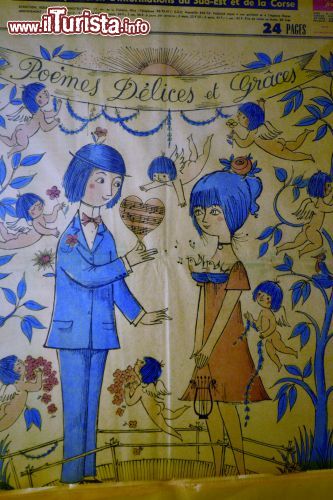 Immagine "Gli Innamorati" al Museo Peynet di Antibes, Francia - Lui con un'aria da inguaribile artista romantico e con il cappello a melone, lei con i fianchi sottili e la coda di cavallo. Per la stampa inglese sono "il poeta e la fidanzata", per quella italiana "Valentino e Valentina": per tutti diventano il simbolo degli innamorati dall'aria naif. Dalla fervida immaginazione di Peynet nascono "Les Amoureux", i fidanzatini emblema dell'amore immortalati su bigliettini, gioielli, profumi e T-shirt © Sonja Vietto Ramus