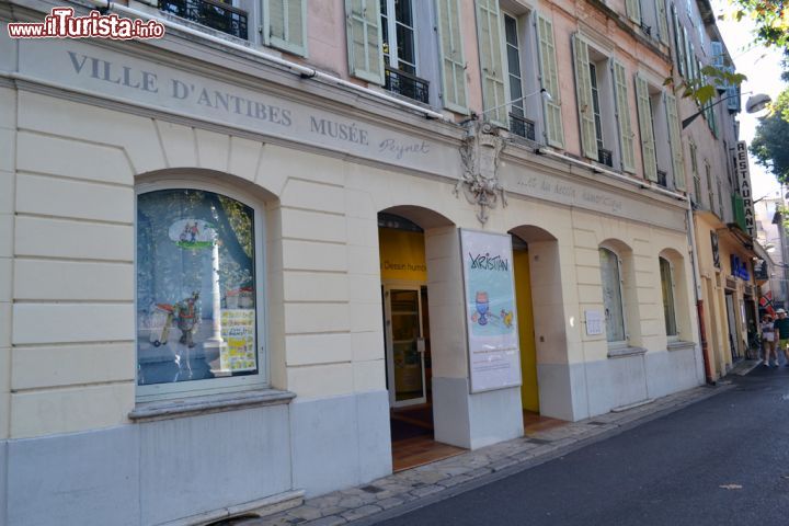 Immagine Ingresso del Museo Peynet di Antibes, Francia - Situato in una ex scuola del XIX° secolo, ospita al suo interno litografie, acquerelli e disegni a matita realizzati da Raymond Peynet, celebre illustratore francese inventore attorno alla prima metà del 1940 degli "innamorati". Il Museo Peynet si trova in Place Nationale a Antibes © Sonja Vietto Ramus