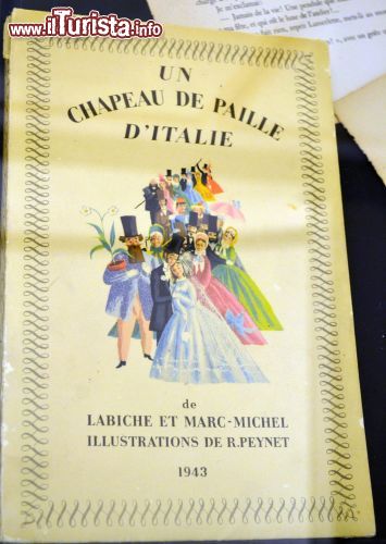 Immagine Libri al Museo Peynet di Antibes, Francia - In questo bel museo, che è al tempo stesso una storia di amicizia e un omaggio di Raymond Peynet alla Costa Azzurra si possono ammirare centinaia di opere realizzate dal celebre illustratore e vignettista francese fra cui questo libro intitolato "Un chapeau de paille d'Italie". A illustrare il racconto di Labiche e Marc-Michel fu proprio Peynet © Sonja Vietto Ramus