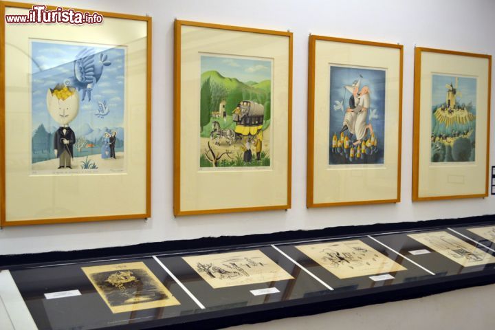 Immagine Opere d'arte al Museo Peynet di Antibes, Francia - E' il sindaco della bella località della Costa Azzura, Pierre Merli, negli anni '80 a proporre al vignettista la creazione di uno spazio museale dedicato alla sua arte: l'entusiasta risposta di Raymond Peynet è la donazione di oltre 300 opere che ancora oggi rappresentano una parte del patrimonio artistico che si può ammirare proprio nei locali del museo © Sonja Vietto Ramus