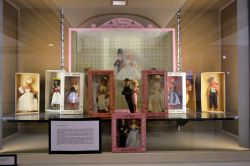 Bambole al Museo Peynet di Antibes, Francia - A ritrarre i celebri fidanzatini creati a Valence da Peynet non sono solo disegni e acquerelli in cui si mescolano umorismo e poesia ma anche alcune ...