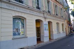 Ingresso del Museo Peynet di Antibes, Francia - Situato in una ex scuola del XIX° secolo, ospita al suo interno litografie, acquerelli e disegni a matita realizzati da Raymond Peynet, celebre ...