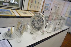 Porcellane al Museo Peynet di Antibes, Francia - Vasi, bicchieri, porta candele e piatti da portata: sono solo alcune delle suggestive ceramiche firmate Peynet che si possono ammirare al museo ...