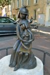 Statua dei fidanzatini all'ingresso del Museo Peynet di Antibes, Francia - Una in bronzo è stata esposta simbolicamente nel memoriale di Hiroshima, un'altra è "seduta" ...