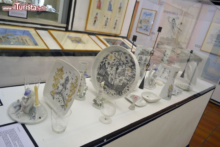 Immagine Porcellane al Museo Peynet di Antibes, Francia - Vasi, bicchieri, porta candele e piatti da portata: sono solo alcune delle suggestive ceramiche firmate Peynet che si possono ammirare al museo di Place Nationale nel cuore vecchio di Antibes. Fra le porcellane più prestigiose ci sono quelle decorate in bi tono nero e oro prodotte dalla manifattura bavarese Philip Rosenthal © Sonja Vietto Ramus