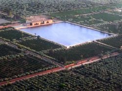 Un particolare di un bacino idrico all'interno dei dei vasti Giardini Agdal a Marrakech, 400 ettari di verde a sud della Medina della città
