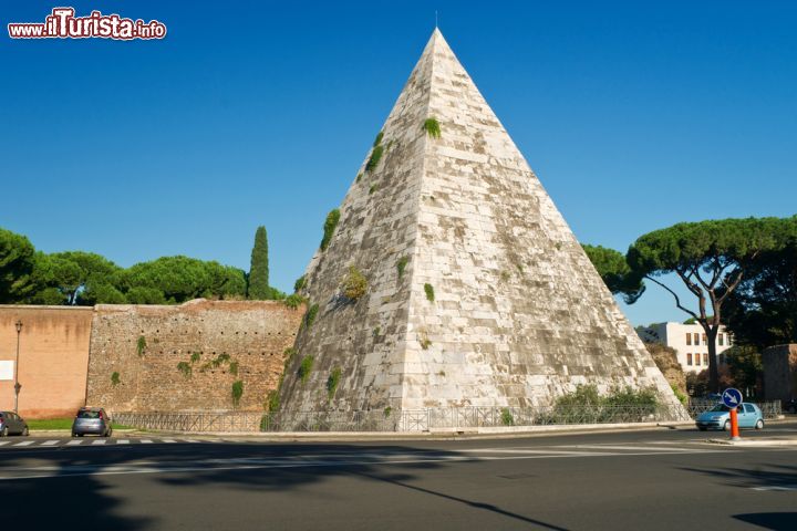 Immagine Un tratto delle Mura Aureliane e la Piramide Cestia, a fianco della Porta di San paolo a Roma prima del restauro - © Viacheslav Lopatin / Shutterstock.com